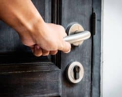 Porte claquée : que faut-il faire ?