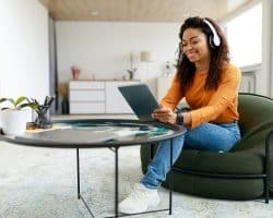 Agrandir un petit salon : 6 astuces déco et design